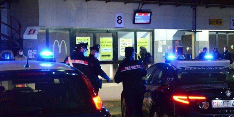 Sale su bus con una pistola e minaccia passeggeri a Cagliari