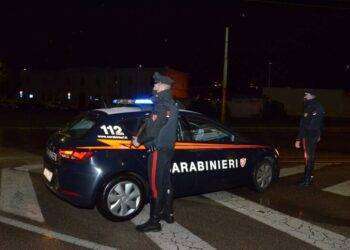 Filmato mentre brucia l’auto del vicino, denunciato 30enne