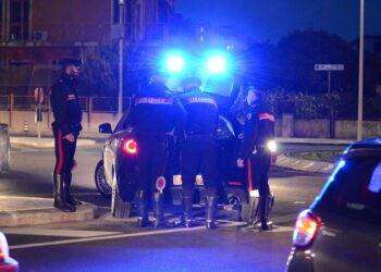 Minaccia genitori col coltello e picchia carabinieri, arrestato
