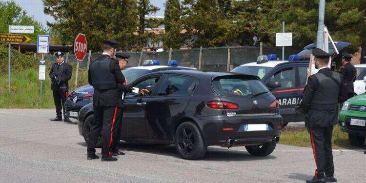 Contatta l’ex moglie nonostante il divieto, ai domiciliari