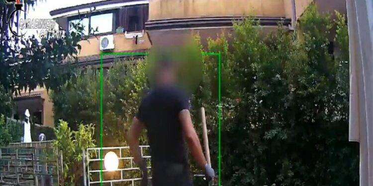 Dodici furti in case nel Catanese, sgominata banda di ladri