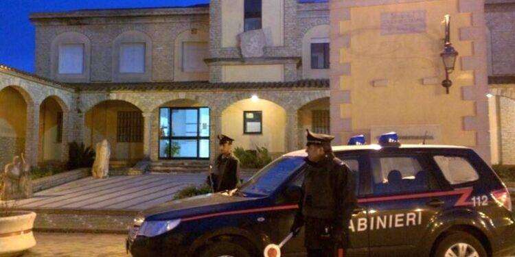 Tuta prende fuoco, muore mentre tenta di spegnere le fiamme