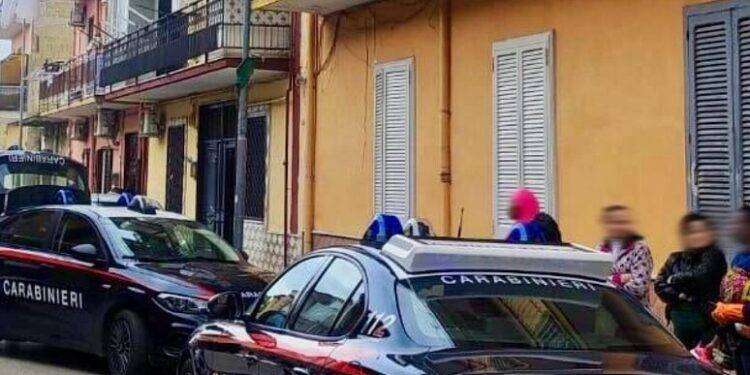 Bimba di 5 anni precipita dal secondo piano, è grave