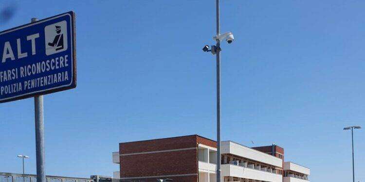 Detenuto minaccia agente a Sassari con una lametta