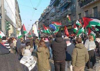 A Milano manifestazione pro Palestina, migliaia in corteo