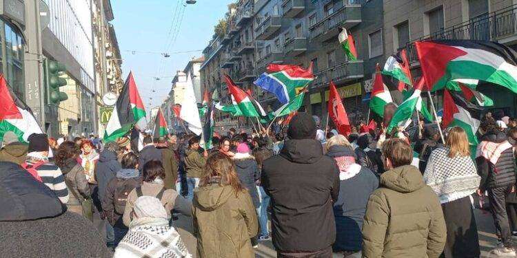 A Milano manifestazione pro Palestina, migliaia in corteo