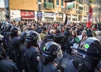 Manifestazione pro Palestina, forze dell’ordine manganellano i manifestanti