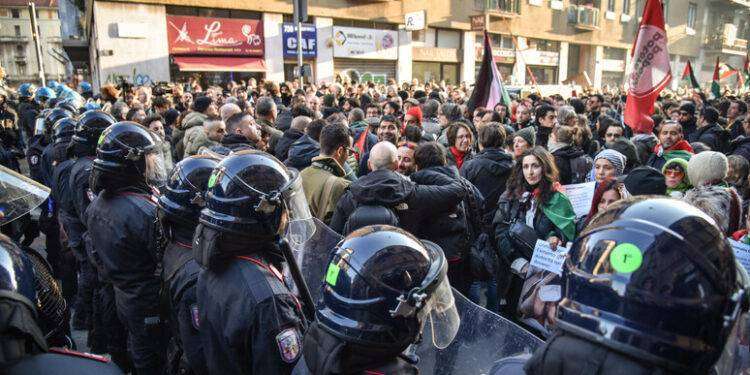 Manifestazione pro Palestina, forze dell’ordine manganellano i manifestanti