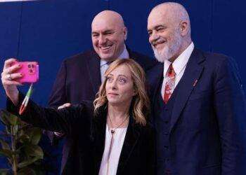 Crosetto chiarisce: “la nostra Marina ha solo 63 missili”, ma dove c***o volete inviare armi?