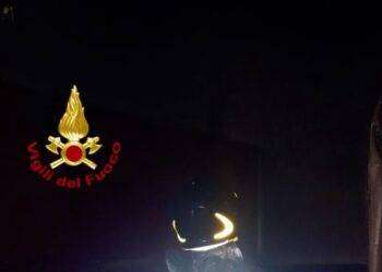 Fiamme in casa a Nuoro, coppia ustionata e palazzina evacuata