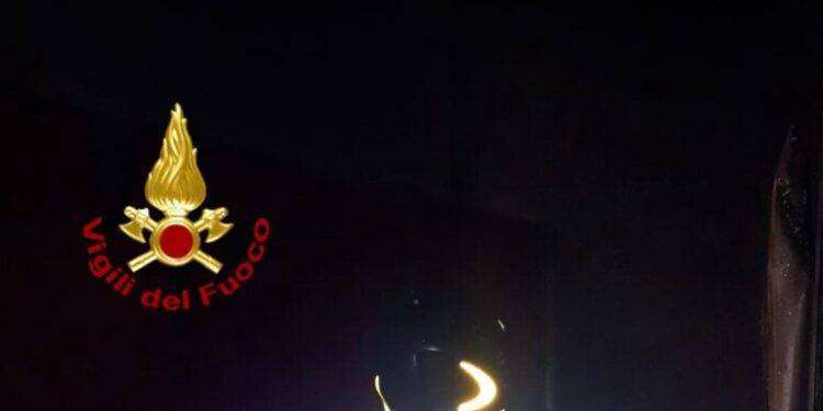 Fiamme in casa a Nuoro, coppia ustionata e palazzina evacuata