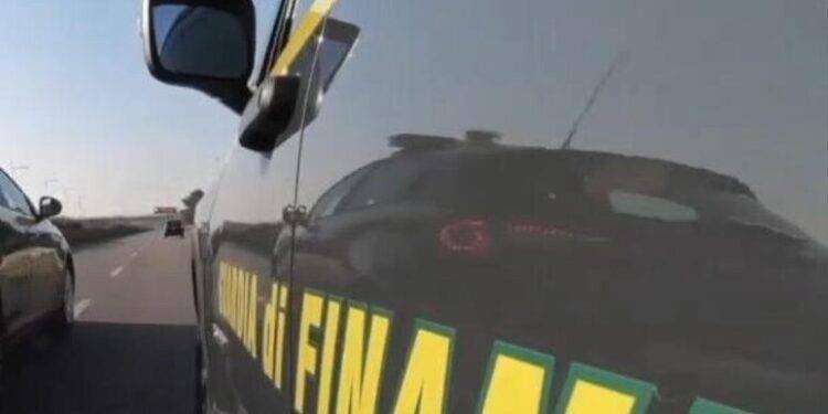 Finanza scopre frode da 11 milioni su import auto dall’estero