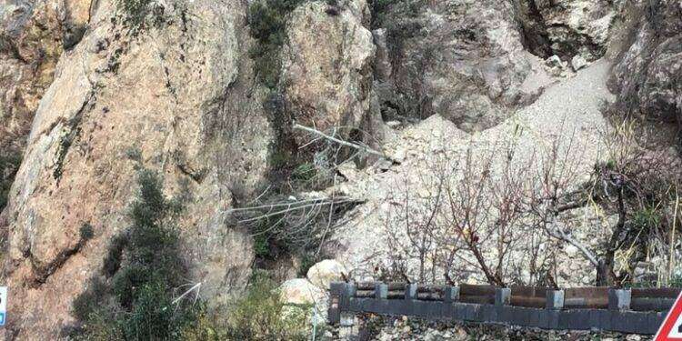 Riapre una corsia della statale 198 a Gairo chiusa per una frana