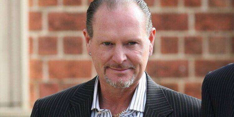 Gascoigne, lite fuori da un hotel ma un tifoso lo salva