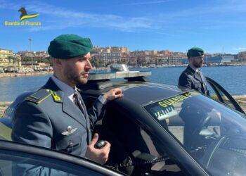 Usano aiuti Covid per comprare titoli, denunciati 2 commercianti