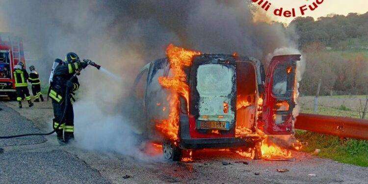 Furgone prende fuoco sulla 131 dcn