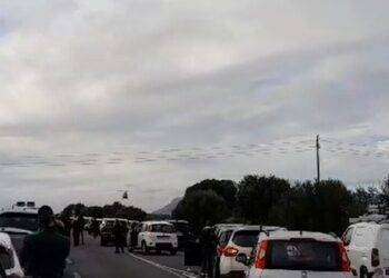 Con l’auto finisce sul guardrail: un ferito grave e SS 130 chiusa