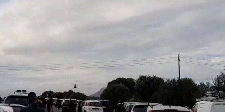 Con l’auto finisce sul guardrail: un ferito grave e SS 130 chiusa