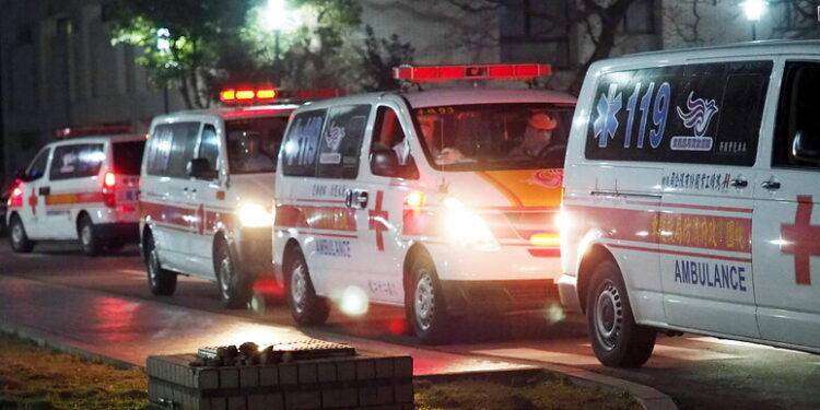 Aereo di linea in fiamme all’aeroporto di Tokyo. Evacuati i 367 passeggeri, 5 dispersi