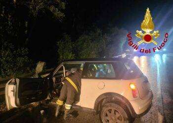 Sul cordolo con l’auto, una ragazza ferita sulla Statale 125