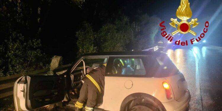 Sul cordolo con l’auto, una ragazza ferita sulla Statale 125