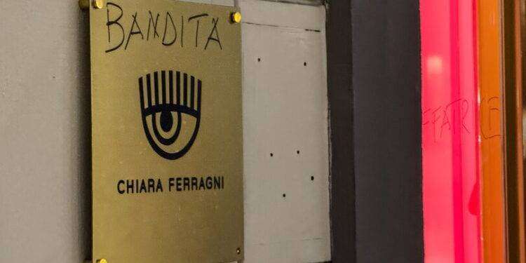 Scritte di insulti sulla boutique di Chiara Ferragni a Roma