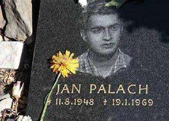 Una torcia umana contro l’invasione dei carrarmati sovietici