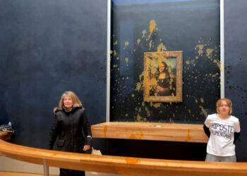Attivisti versano una zuppa sul vetro della Gioconda al Louvre