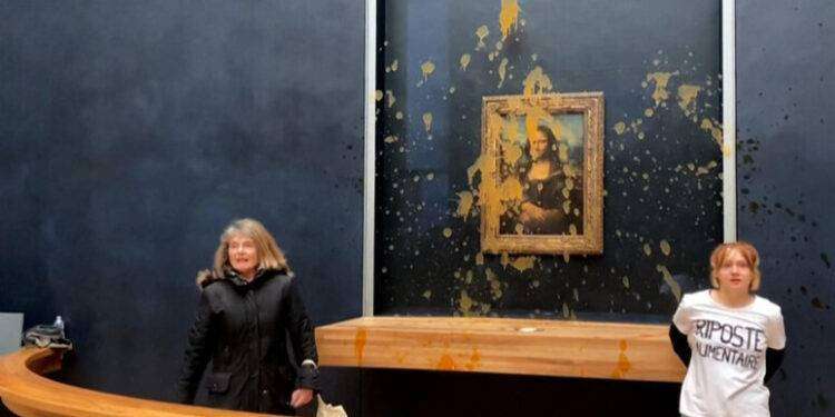 Attivisti versano una zuppa sul vetro della Gioconda al Louvre