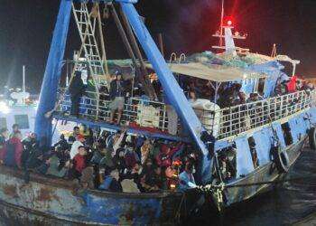 Nuovi sbarchi, hotspot pieno a Lampedusa. Disposto il fermo per la Viking