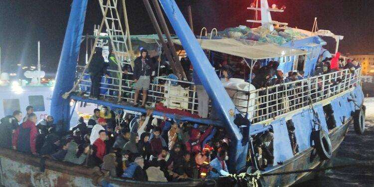 Nuovi sbarchi, hotspot pieno a Lampedusa. Disposto il fermo per la Viking