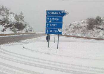 La Sardegna si risveglia con la neve: la dama bianca fa capolino sulle cime dell’isola