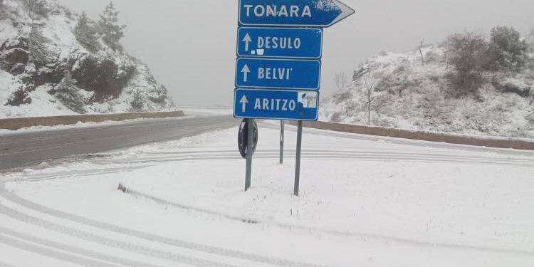 La Sardegna si risveglia con la neve: la dama bianca fa capolino sulle cime dell’isola