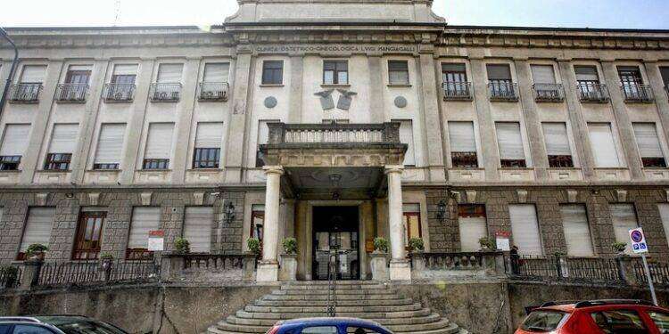 Ragazze aggredite da un uomo fuori da un locale a Milano