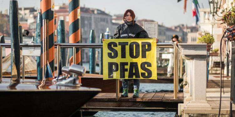 Pfas nei terreni in Italia, Greenpeace lancia una campagna nazionale