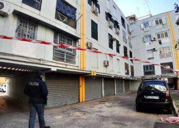 Killer entrano in casa, lui scappa ma cade dal balcone e muore