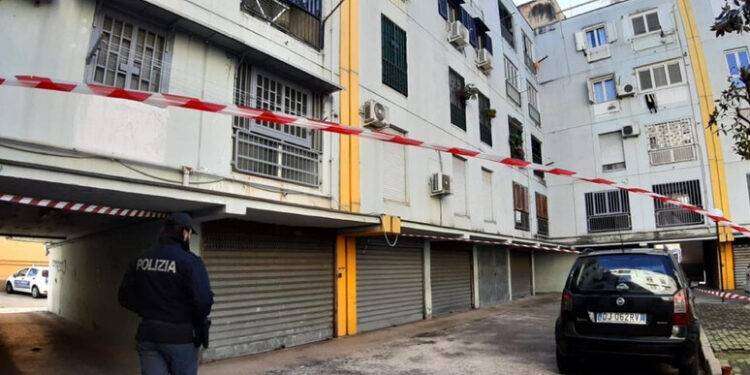 Killer entrano in casa, lui scappa ma cade dal balcone e muore