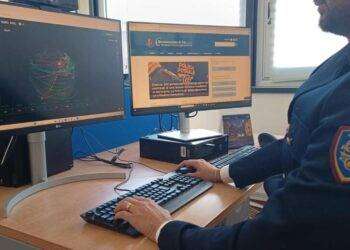 Adesca ragazzine su social e si fa mandare foto, arrestato