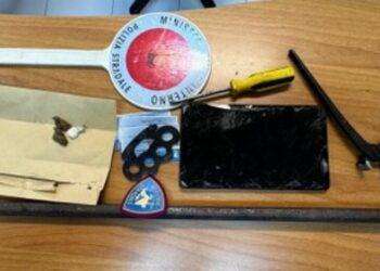 Scappano all’alt della polizia, 2 giovani denunciati a Sassari