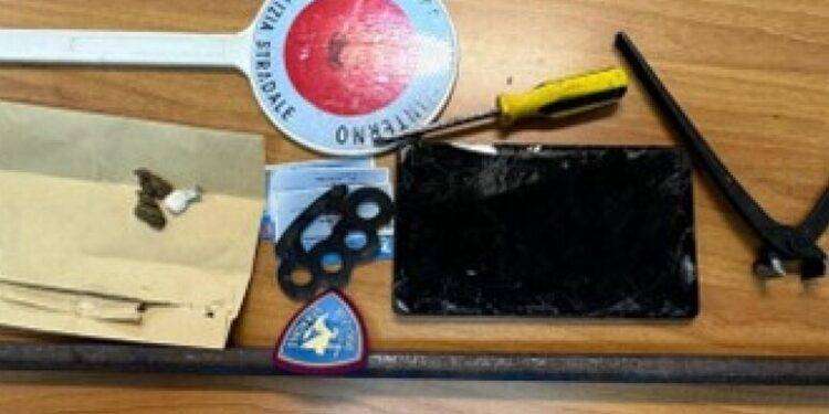 Scappano all’alt della polizia, 2 giovani denunciati a Sassari