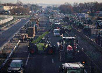 Francia: auto travolge blocco agricoltori, morta una donna