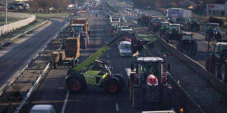 Francia: auto travolge blocco agricoltori, morta una donna