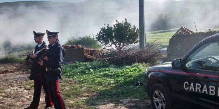 Sorpreso a bruciare rifiuti, indagato impresario edile