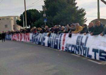 In migliaia ad applaudire l’arrivo del feretro di Gigi Riva alla basilica di Bonaria: in prima linea gli Sconvolts