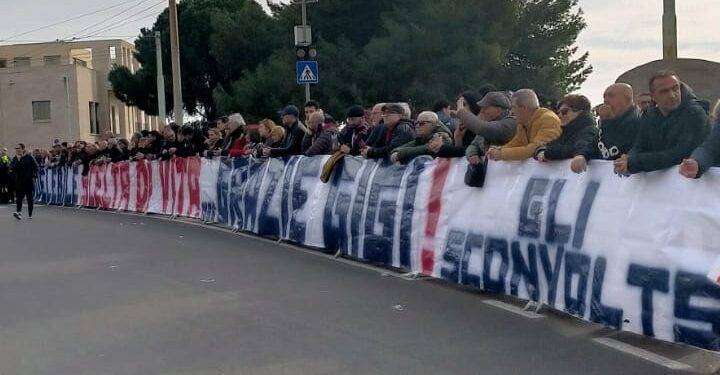 In migliaia ad applaudire l’arrivo del feretro di Gigi Riva alla basilica di Bonaria: in prima linea gli Sconvolts