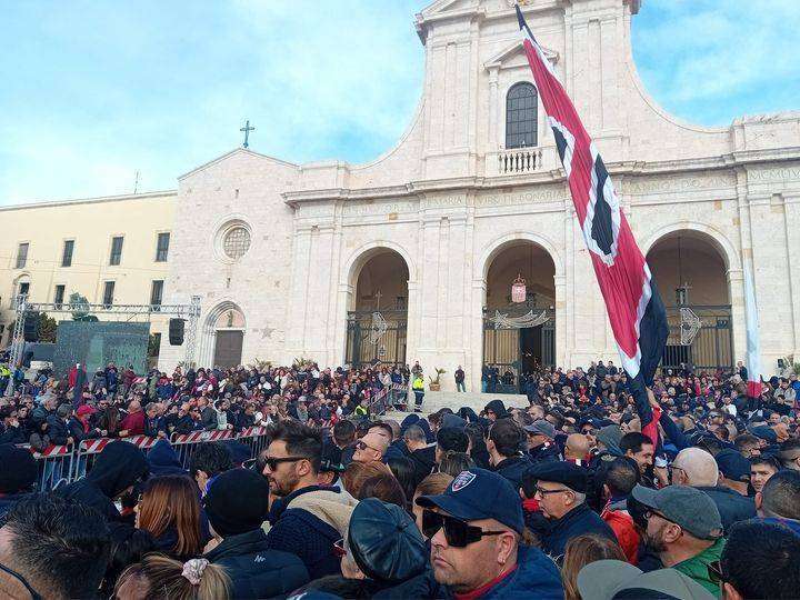 In migliaia ad applaudire l’arrivo del feretro di Gigi Riva alla basilica di Bonaria: in prima linea gli Sconvolts