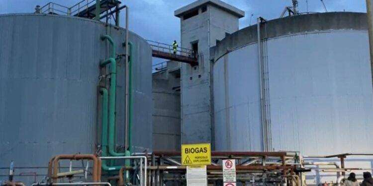 A rischio lavoratori gestione rifiuti, protesta su silos a 20mt