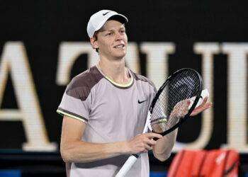 Australian Open, Sinner travolge Baez e vola agli ottavi