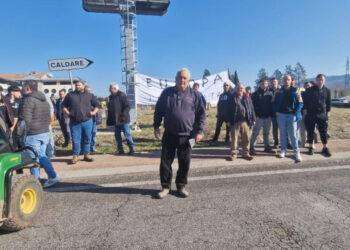 Nuova protesta dei trattori davanti al casello di Orte