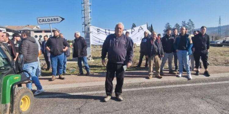 Nuova protesta dei trattori davanti al casello di Orte